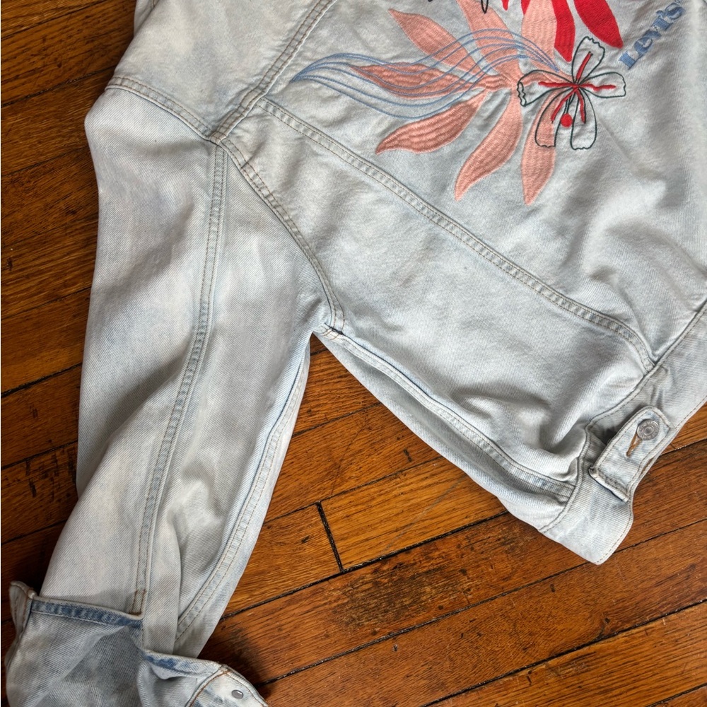 LEVIS LIGHT BLUE EMBROIDERED EX-BOYFRIEND DENIM JACKET SIZE XL